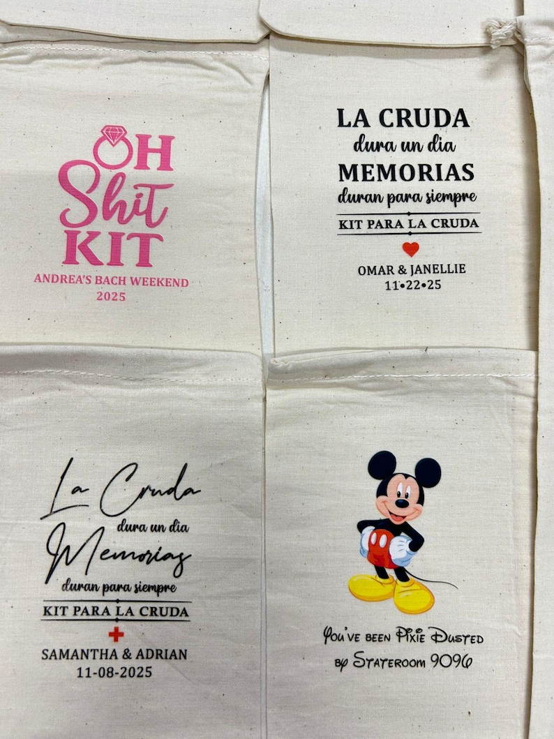 Puede incluir: Bolsas de lona blanquecinas con varios dise&ntilde;os estampados. Una bolsa presenta texto rosa que dice "OH Shit KIT" y "Andrea's Bach Weekend 2025." Otra dice "La Cruda dura un dia Memorias duran para siempre KIT PARA LA CRUDA." Tambi&eacute;n se muestra una bolsa de Mickey Mouse.