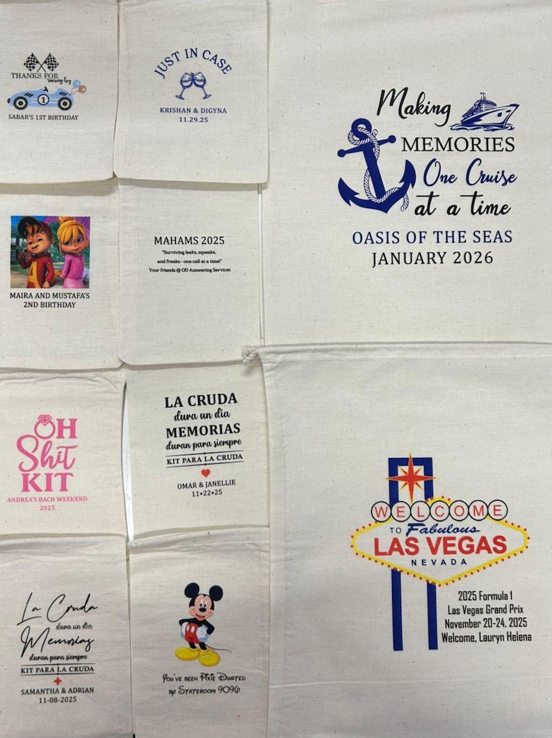 Puede incluir: Una colecci&oacute;n de bolsas de tela blancas con varios dise&ntilde;os impresos. Algunas bolsas presentan texto como "Making Memories" con un ancla y un barco, y "Welcome to Fabulous Las Vegas". Otras bolsas tienen texto para cumplea&ntilde;os y eventos.