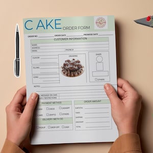 Może przedstawiać: Osoba trzyma wydrukowany formularz zamówienia ciasta. Formularz zawiera pola na dane klienta, smak ciasta, nadzienie i lukier. Formularz posiada również sekcję rysunkową i sekcję na notatki. Pióro i laptop również znajdują się na zdjęciu.