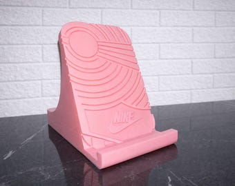 3D-geprinte smartphonehouder in sneakerdesign – geïnspireerd op Nike Air Force – smartphonehouder