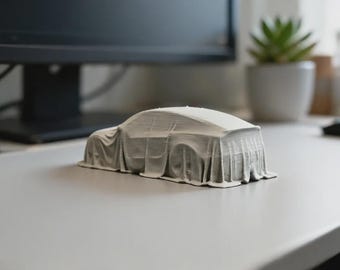 Tesla Model Y bajo funda protectora – decoración impresa en 3D | Modelo de coche moderno | Regalo para fans de Tesla | Decoración de escritorio minimalista