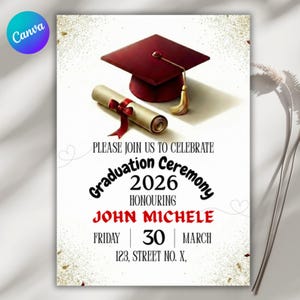 Puede incluir: Invitación a la ceremonia de graduación con un birrete burdeos, un diploma enrollado atado con una cinta roja y una borla dorada. El texto de la invitación dice "Ceremonia de Graduación 2026" y honra a John Michele.