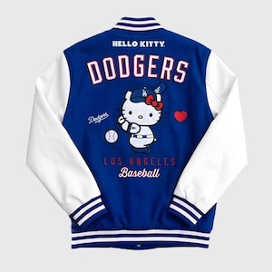 Op de afbeelding: Een rustiek houten bord met de tekst "Welcome to our home" in witte letters. Het bord heeft een verweerde afwerking en een eenvoudig, uitnodigend ontwerp, ideaal voor een veranda of entree.