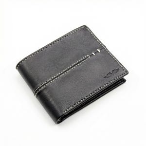 Puede incluir: Cartera de cuero negro con costuras blancas. La cartera tiene un diseño de dos pliegues y un pequeño emblema en relieve en la esquina inferior derecha. Las costuras son visibles.