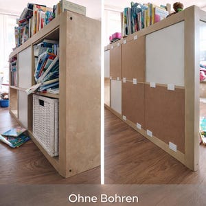 Könnte beinhalten: Vergleich eines Bücherregals mit und ohne Modifikation. Links fallen Bücher heraus, beschriftet mit "Fällt raus". Rechts, mit "Bleibt drin", sind die Bücher sicher. Der Text "Ohne Bohren" befindet sich unten.