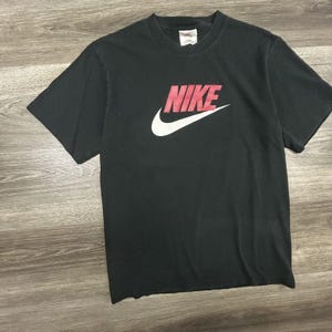 Camiseta Nike vintage para hombre, pequeña, negra, roja, con logo Swoosh, manga corta, gráfica, años 90 imagen 3