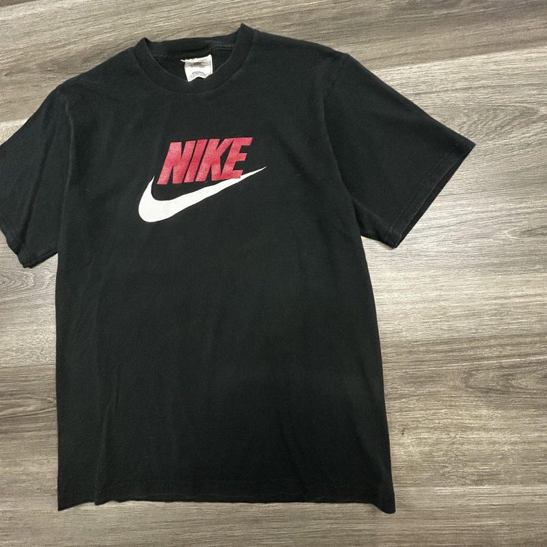 Camiseta Nike vintage para hombre, pequeña, negra, roja, con logo Swoosh, manga corta, gráfica, años 90 imagen 4