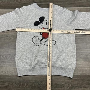 Moletom raglan cinza vintage dos anos 80 da Disney Casuals com Mickey Mouse, masculino, tamanho médio, EUA. imagem 5