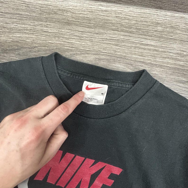 Camiseta Nike vintage para hombre, pequeña, negra, roja, con logo Swoosh, manga corta, gráfica, años 90 imagen 5