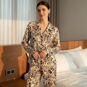 Seidenpyjama-Set mit Leopardenmuster: Langarm-Nachtwäsche