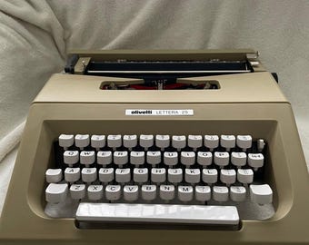 Olivetti LETTERA 25 typewriter with carry case