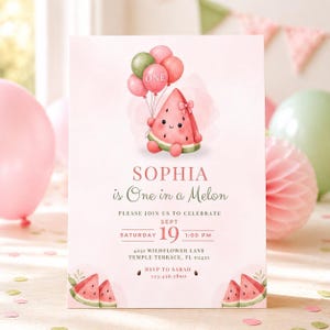 Puede incluir: Invitación de cumpleaños rosa con un personaje de sandía sosteniendo globos. La invitación dice "SOPHIA is One in a Melon" con detalles del evento. Incluye ilustraciones de rodajas de sandía.
