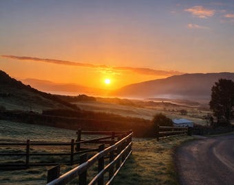 Amanecer en Donegal - Paisaje de carretera rural de Irlanda - Mulroy Bay - Fotografía de Donegal - Arte mural de la campiña irlandesa - Decoración rústica de cabaña