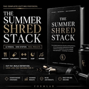 Może przedstawiać: Czarna książka zatytułowana "The Summer Shred Stack" ze złotymi literami, obok shakera proteinowego, hantli i suplementów. Książka szczegółowo opisuje 12-tygodniowy protokół cięcia w celu redukcji tkanki tłuszczowej i definicji mięśni.