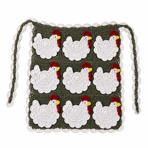 Könnte beinhalten: Eine quadratische Häkelschürze mit dunkelolivgrünem Untergrund und neun weißen Hühnermotiven in einem Raster. Jedes Huhn hat einen roten Kamm und einen gelben Schnabel. Die Schürze ist mit einer weißen, bogenförmigen Häkelborte eingefasst.