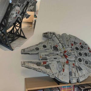 Puede incluir: Un modelo grande y detallado del Millennium Falcon hecho de bloques de construcción de plástico gris, con paneles mecánicos intrincados, un casco circular y una cabina. El modelo está montado sobre un soporte negro en ángulo.