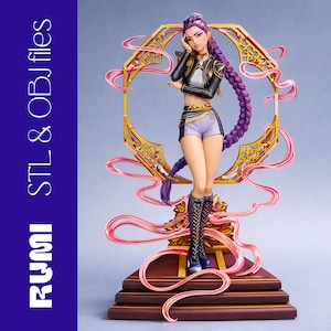 Puede incluir: Figura detallada de una mujer con cabello morado y una larga trenza, vestida con una chaqueta negra, pantalones cortos y botas. La figura posa frente a un marco decorativo dorado y rosa. El texto "RUMI STL & OBJ files" está a la izquierda.