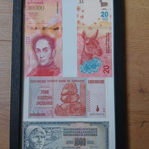 Peut inclure: Une tasse en céramique blanche avec une anse noire et l'inscription "But First, Coffee" en gras noir. La tasse est posée sur un fond flou, suggérant un cadre chaleureux.