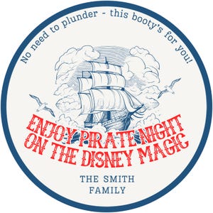 Könnte beinhalten: Kreisförmiges Design mit blauem Rand und cremefarbenem Zentrum. Das Bild zeigt eine detaillierte Illustration eines Segelschiffs, Möwen und den Text "Enjoy Pirate Night on the Disney Magic" und "The Smith Family."