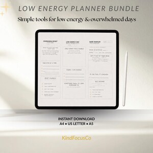Op de afbeelding: Een digitale plannerbundel weergegeven op een zwarte tablet, met de tekst "LOW ENERGY PLANNER BUNDLE" en "Simple tools for low energy & overwhelmed days." De planner bevat secties voor het beheren van dagen met weinig energie.