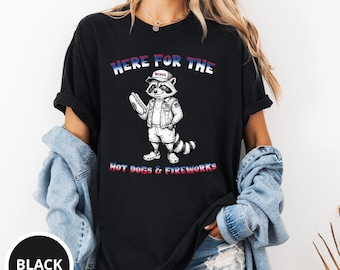 Hier für die Hot Dogs und Feuerwerke PNG, Vaterländische Waschbär-Grafik, Sublimationsdesign am vierten Juli, USA-Sommerhemd