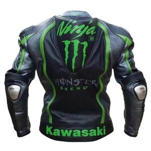 Könnte beinhalten: Schwarze und grüne Motorradjacke mit dem Text "Ninja" und "Monster Energy". Die Jacke hat grüne Akzente und das Wort "Kawasaki" unten. Enthält silberne Schutzpolster an den Ellbogen.