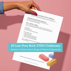 Puede incluir: Una mano sostiene un papel blanco con el título "20 Low-Prep Brick STEM Challenges" y texto sobre desafíos STEM. Ladrillos de juguete rojos, azules y amarillos sobre un fondo rosa.