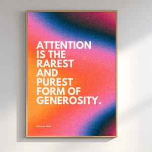 Può includere: Una stampa artistica incorniciata con uno sfondo sfumato di tonalità arancioni, rosa e blu. Il testo bianco recita: "L'ATTENZIONE È LA FORMA PIÙ RARA E PURA DI GENEROSITÀ." La citazione è di Simone Weil.