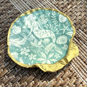 Zielona muszla syreny z decoupage'em i ręcznie malowaną złotą lamówką