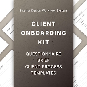Peut inclure: Un ensemble de documents numériques intitulé Interior Design Workflow System Client Onboarding Kit, avec du texte pour un questionnaire, un brief, un processus client et des modèles, sur un fond brun texturé avec des pages blanches.