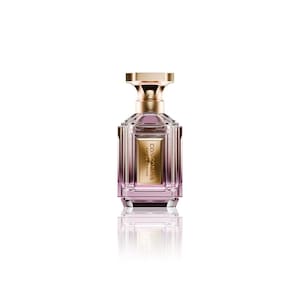 以下が含まれることがあります： 「CONCORDIA EAU DE PARFUM」と書かれた金色のキャップと金色のラベルが付いた長方形の香水瓶。ボトルはピンクと透明なガラスのグラデーションで、反射するベースが付いています。