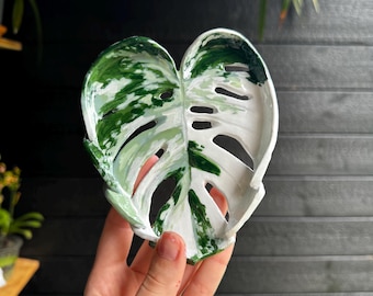 Portagioie a forma di foglia di Monstera albina, realizzato a mano, con decorazioni botaniche e in stile cottagecore.