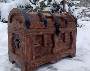 素朴な松材の木製チェスト - 金属製金具付き手作り収納トランク