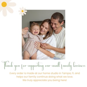 Op de afbeelding: Familieportret met een lachende baby die door twee volwassenen wordt vastgehouden. De baby draagt een geruite romper. De tekst luidt: "Bedankt voor het steunen van ons kleine familiebedrijf." en "Elke bestelling wordt gemaakt in onze thuisstudio in Tampa, FL."