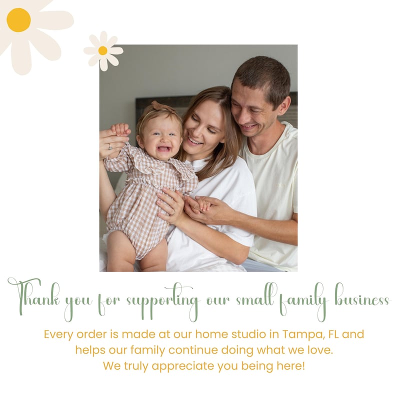 Op de afbeelding: Familieportret met een lachende baby die door twee volwassenen wordt vastgehouden. De baby draagt een geruite romper. De tekst luidt: "Bedankt voor het steunen van ons kleine familiebedrijf." en "Elke bestelling wordt gemaakt in onze thuisstudio in Tampa, FL."