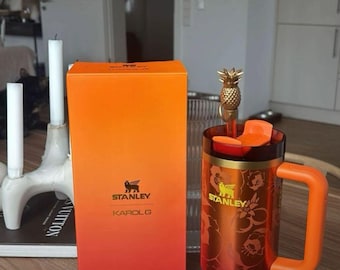 Vaso térmico Stanley Karol G Edición Limitada | Taza isotérmica con asa, vaso de viaje de acero inoxidable, regalo con diseño tropical
