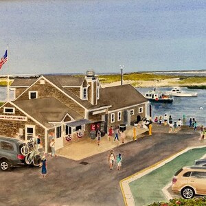 Puede incluir: Pintura a la acuarela de una escena costera con un edificio con el texto "Chatham Fish Market". Una bandera americana ondea. Hay barcos en el agua y gente caminando alrededor del edificio y el estacionamiento.
