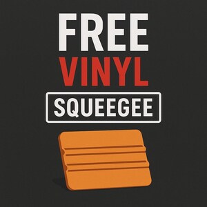 Puede incluir: Gr&aacute;fico con las palabras "FREE VINYL SQUEEGEE" en texto blanco y rojo sobre un fondo negro. Una esp&aacute;tula naranja se encuentra en la parte inferior de la imagen.
