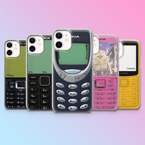 Könnte beinhalten: Eine Sammlung von Handyhüllen mit Retro-Designs. Die Hüllen weisen eine Vielzahl von Farben auf, darunter Grün, Schwarz, Rosa und Gelb. Einige Hüllen haben ein klassisches Tastaturdesign, während andere ein Katzenbild oder die Marke Nokia zeigen.