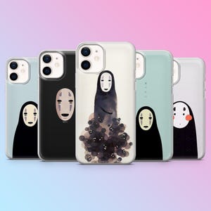 Könnte beinhalten: Fünf transparente Smartphone-Hüllen mit verschiedenen Illustrationen einer weiß maskierten Figur mit schwarzem Körper. Die Designs zeigen eine minimalistische Maske, eine Ganzkörperfigur, die aus dunklen Rußmännchen auftaucht, und eine Figur mit rosa Wangen.