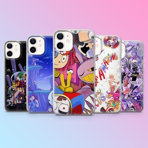 Op de afbeelding: Een verzameling van vijf transparante telefoonhoesjes met kleurrijke cartoonontwerpen. De hoesjes tonen verschillende personages en graphics in levendige kleuren, waaronder paars, blauw, rood en geel. Elke hoes heeft een ander ontwerp.