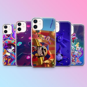 Puede incluir: Cinco fundas transparentes para smartphone con diseños de personajes de dibujos animados coloridos. Los diseños incluyen una figura de bufón con un sombrero rojo y azul, una criatura morada y varios patrones abstractos en tonos vivos.