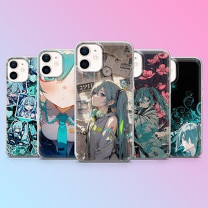 Op de afbeelding: Een verzameling van vijf telefoonhoesjes met illustraties in anime-stijl. De hoesjes tonen verschillende ontwerpen, waaronder een meisje met blauwe staartjes, bloemenpatronen en achtergronden met kranten. De hoesjes zijn transparant met de ontwerpen op de achterkant gedrukt.
