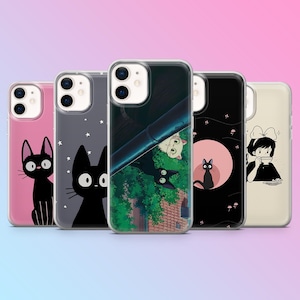 以下が含まれることがあります： 漫画の猫のイラストが描かれた5つの携帯電話ケースのコレクション。 黒猫のシルエット、ピンクの背景の猫、屋根の上の猫のシーンなど、さまざまなイラストが特徴です。 ケースは透明で保護的なデザインです。