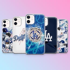 Könnte beinhalten: Fünf Handyhüllen mit Designs der Los Angeles Dodgers. Die Hüllen zeigen das Logo des Teams, Baseball-Bilder und die Worte "Dodgers" und "World Champions" in Blau und Weiß. Die Hüllen sind für ein Smartphone.