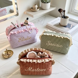 Personalisierte Gingham Make-up Tasche, Kosmetiktasche mit Rüschen, Brautjungfer Geschenk, Kulturtasche mit individuellem Namen