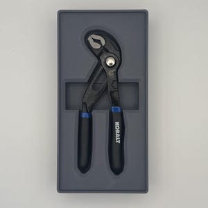 K&ouml;nnte beinhalten: Schwarze und blaue verstellbare Zange mit dem Markennamen "KOBALT" auf dem Griff. Die Zange befindet sich in einem grauen Kunststoffkoffer. Die Zange ist ein Handwerkzeug zum Greifen, Befestigen oder Schneiden.