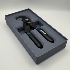 Peut inclure: Panneau en bois fait main avec le mot "Welcome" écrit dans une police fantaisiste. Le panneau blanc vieilli est orné d'un motif floral rose et vert. Conçu pour l'intérieur ou l'extérieur.