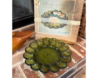 Vassoio/piatto vintage in vetro Indiana Glass con decorazione di uova alla diavola color verde avocado, stile metà secolo.