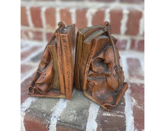 Sujetalibros vintage con forma de violín, partituras de Paganini, imitación madera y resina.